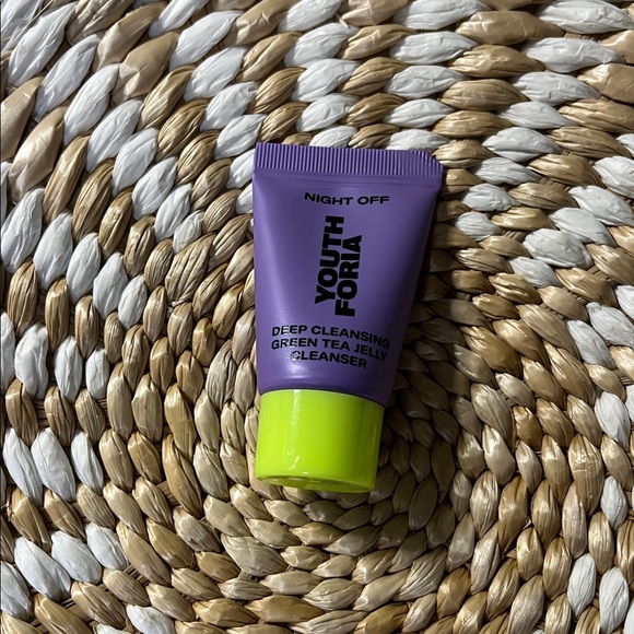 4 Piece Beauty Bundle with Make-Up Bag - Youthforia, REM, Mally, and Dae - NWT - Picture 4 of 6